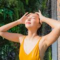盛夏に人気の涼しげメイク：汗・皮脂対策とトレンドカラーの取り入れ方