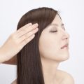 薄毛をカバーするメイク&ファッション術：日本で注目されるコツ