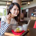 減塩と美しさ：日本人の食生活における塩分調整の工夫