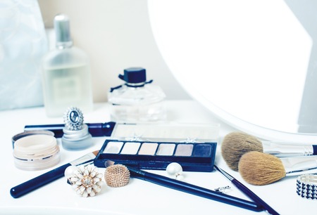 冬季限定コスメレビュー：ホリデーシーズンの限定アイテムを使ったメイク提案